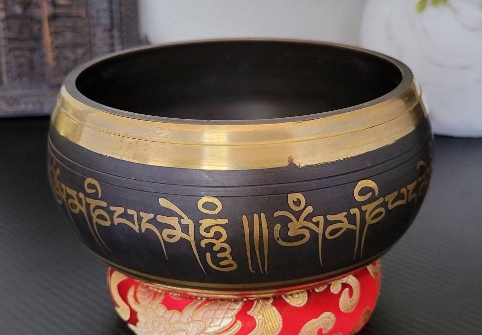 Namaste 6" Buddha Carved Etched and 8 Auspicious signs/ Tashi Tage carved Etched Singing Bowl with Mallet